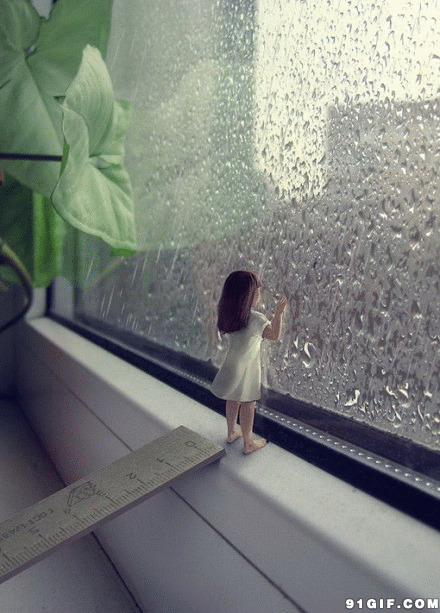 小小女孩看窗外雨唯美图片