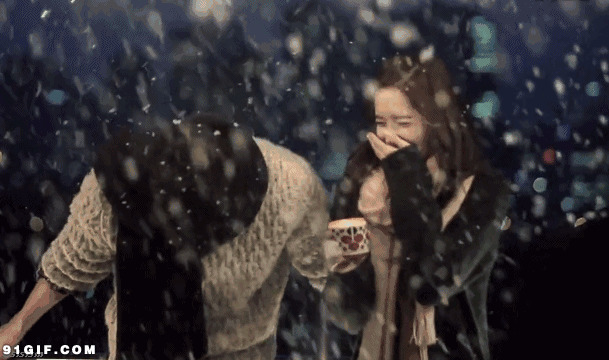 韩国帅哥美女赏雪景图片:下雪