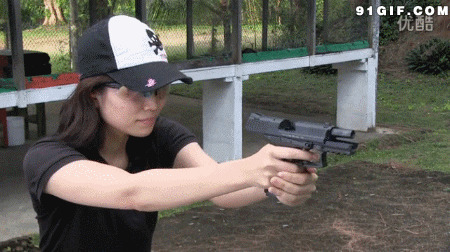 女子训练开枪射击图片