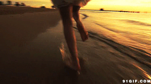 赤脚海滩奔跑gif图片