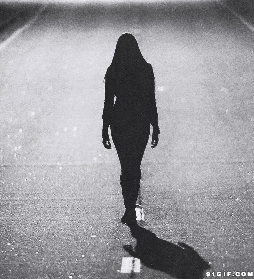 走在街上的孤独身影图片:影子