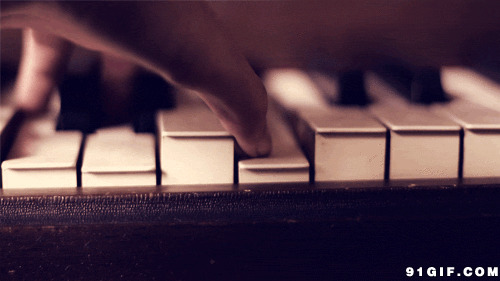 手指弹钢琴动态图片