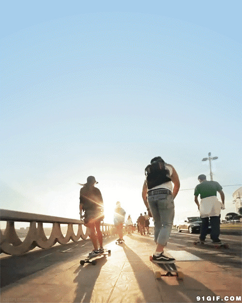 公路滑板爱好者动态图片:玩滑板
