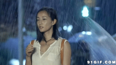 雨中撑伞的女人动态图:撑伞