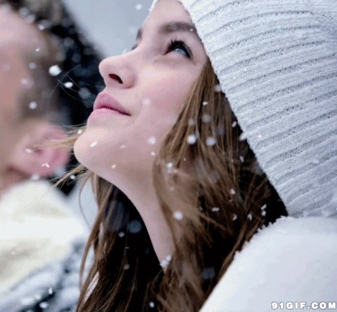 女生冬季赏雪动态图片:飘雪