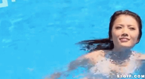 美女泳池游泳动态图片:游泳