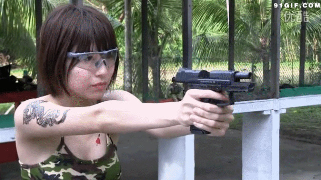 女子实弹射击训练图片:射击
