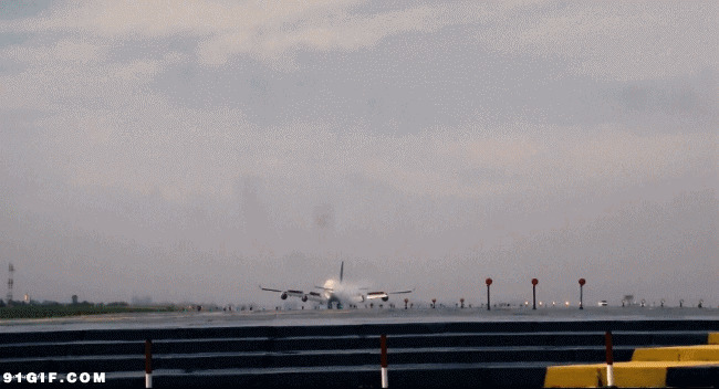 大型客机降落机场图片