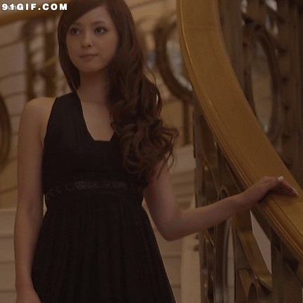 漂亮女孩下楼梯动态图片:下楼梯