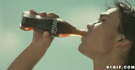 男人喝可乐动态图片:喝饮料