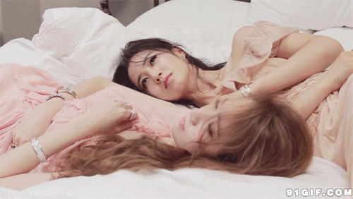 两个美女睡床上动态图片