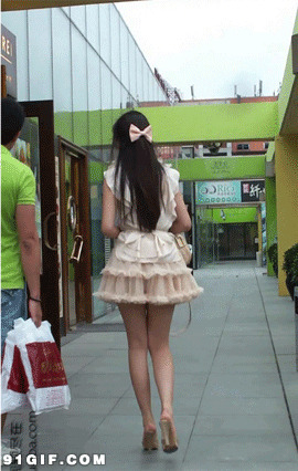 超短裙长腿妹子逛街图片