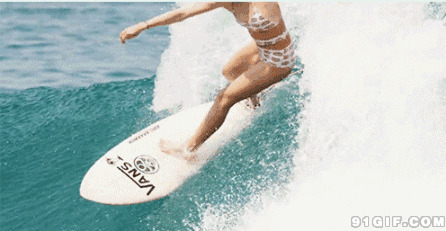女子海上冲浪图片