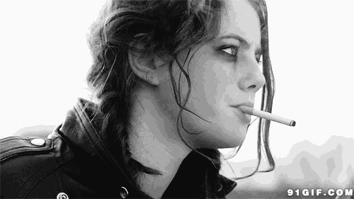 女汉子抽烟酷酷姿势图片:抽烟