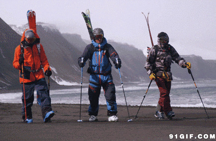 三个滑雪爱好者图片