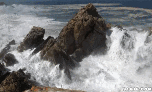 大浪拍打海上岩石图片