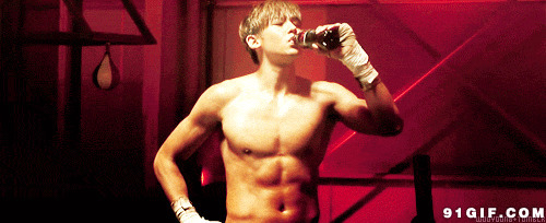 健壮帅哥喝可乐图片:健壮,帅哥,帅气,肌肉男