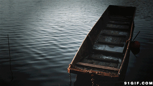 停靠湖边小木舟图片