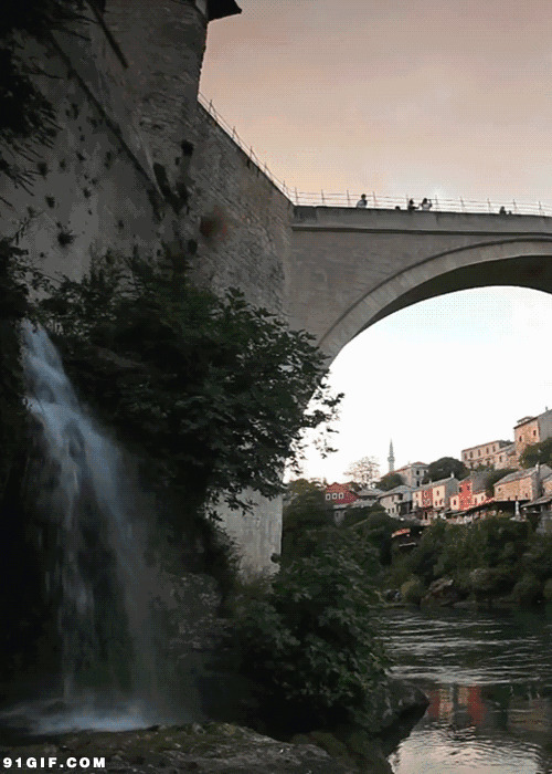 小镇高处流水入江河图片:流水,高山,高架桥