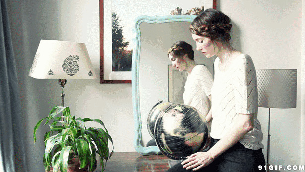 无聊女子转动地球仪图片:地球仪,无聊