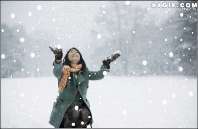 女子雪地喜迎降雪图片:下雪