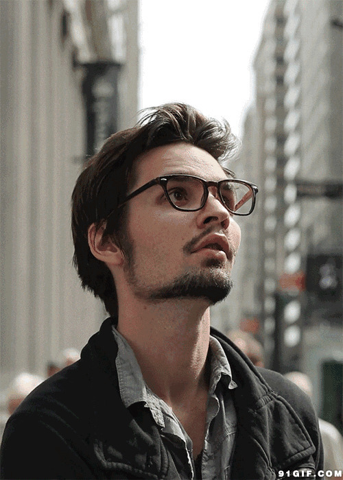 男人脸上摆动的眼镜框图片:眼镜,无聊