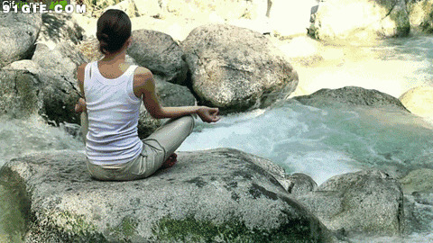 女子小溪旁练瑜伽图片