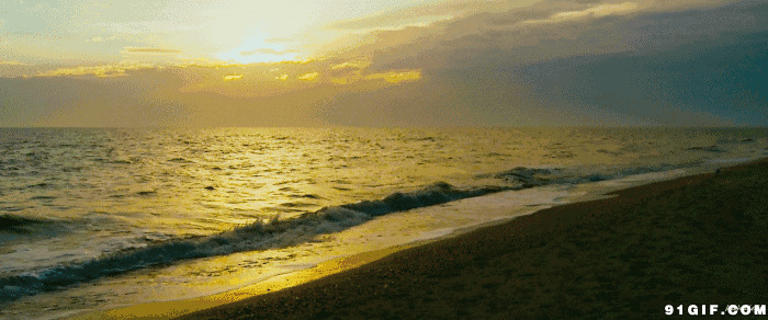 落日余晖照耀海面图片