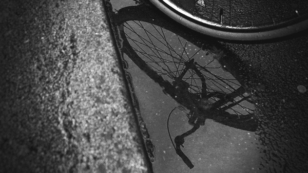 雨滴滴落自行车倒影图片:黑白,自行车,车轮