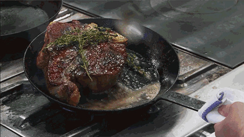 给肉浇汤汁图片:美食,厨师,厨房