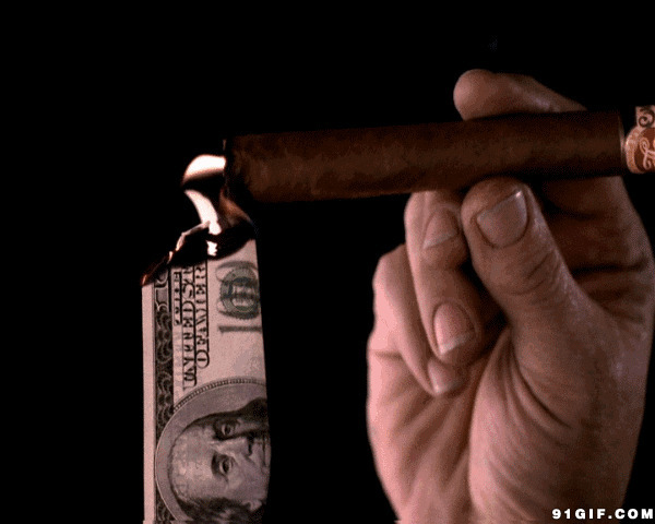 土豪用美元点雪茄图片:雪茄,点烟,抽烟