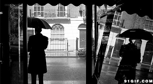 大雨中匆匆走过商场门前情侣图片:黑白,路过,匆匆,打伞