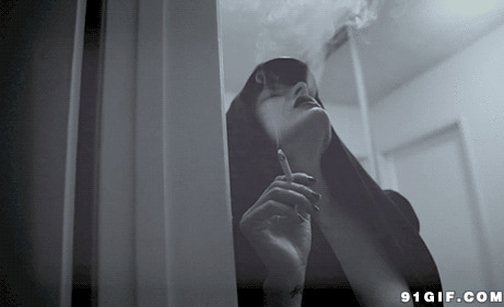 麻醉在烟草雾中女人图片:黑白,抽烟