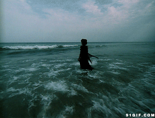 女子走向波涛汹涌大海图片:海浪,大海