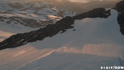 高空滑雪动态图片:滑雪