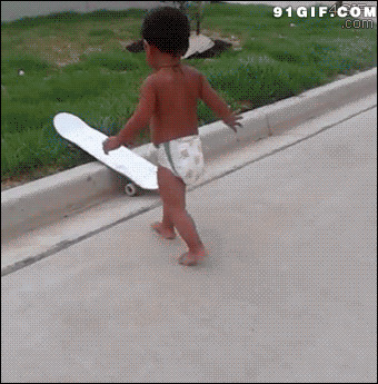 小孩滑滑板动态图片