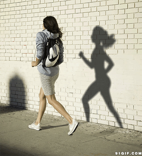 墙上奔跑的女人影子图片