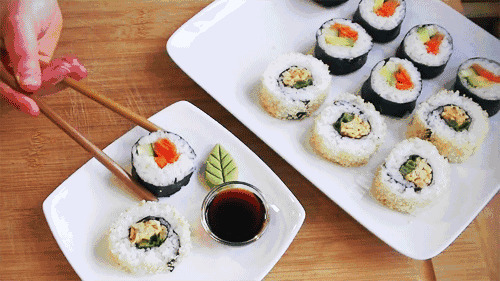 筷子夹美味寿司图片