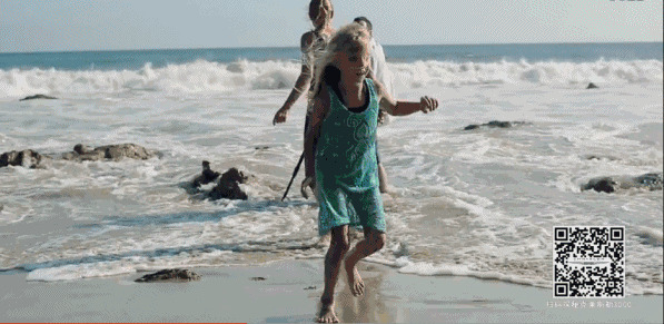 一家人海边照相图片:海边,嬉耍
