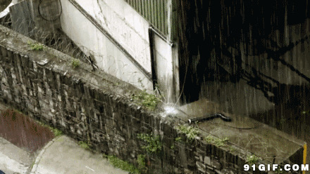 瓢泼大雨房檐落水急图片:下雨