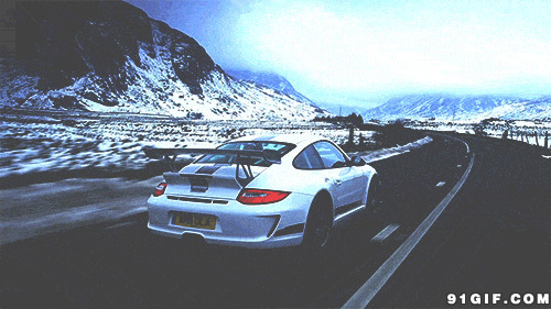 汽车穿越雪山下公路图片