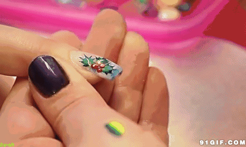 细心的涂抹指甲油画图片:指甲油,指甲,美甲