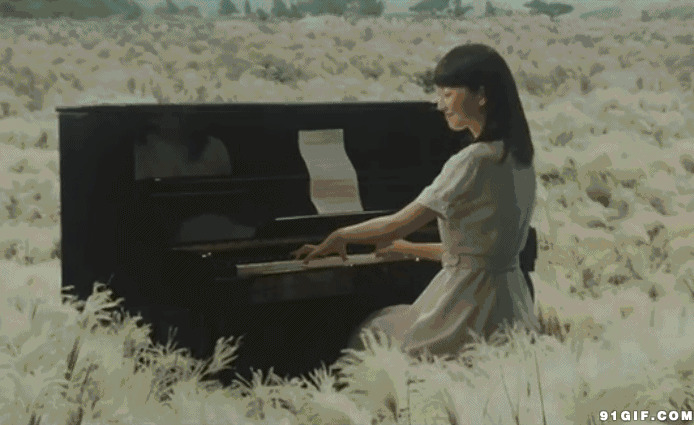 田野里女钢琴师回头微笑图片:钢琴,微笑