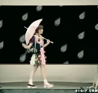 美眉在跑步机上打着伞蹦跳走路图片
