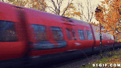 疾驶而过的红色列车图片