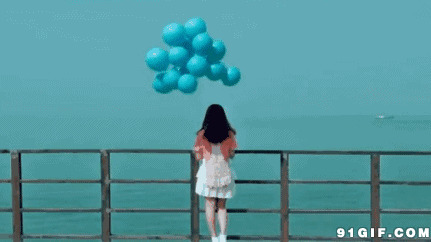 拿气球女孩岸边看海图片