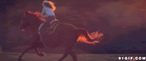 女子骑马飞奔向朝阳图片