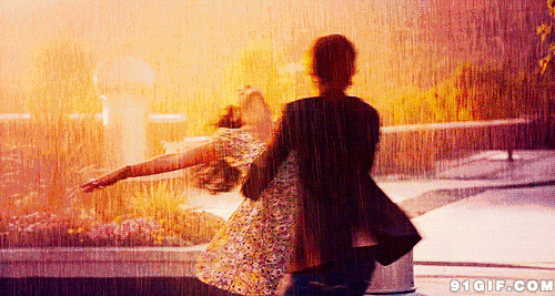 情人雨中兴奋搂抱旋转图片:下雨,转圈,情侣
