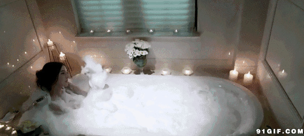 泡浴缸美女拨弄泡泡图片