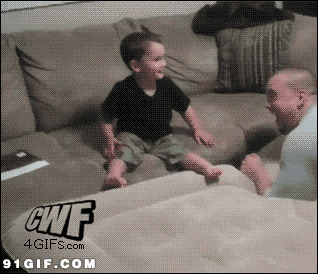 父亲将宝贝从软床弹到沙发上图片:搞笑,弹跳